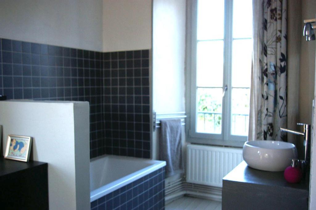 Bed and Breakfast Le Prieuré Lézigné Habitación foto