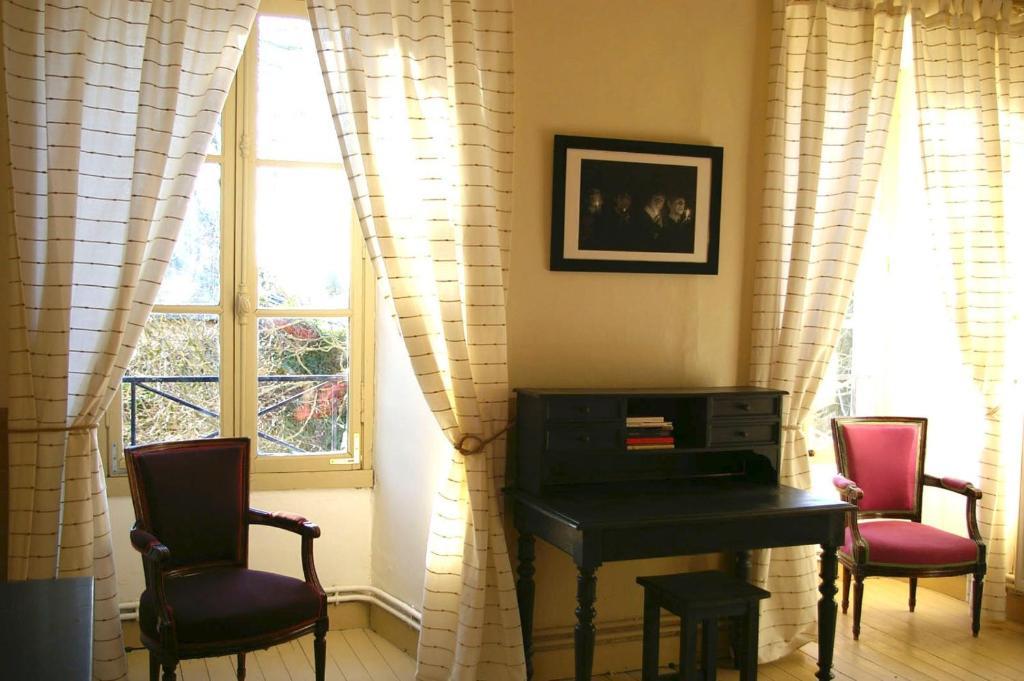 Bed and Breakfast Le Prieuré Lézigné Habitación foto
